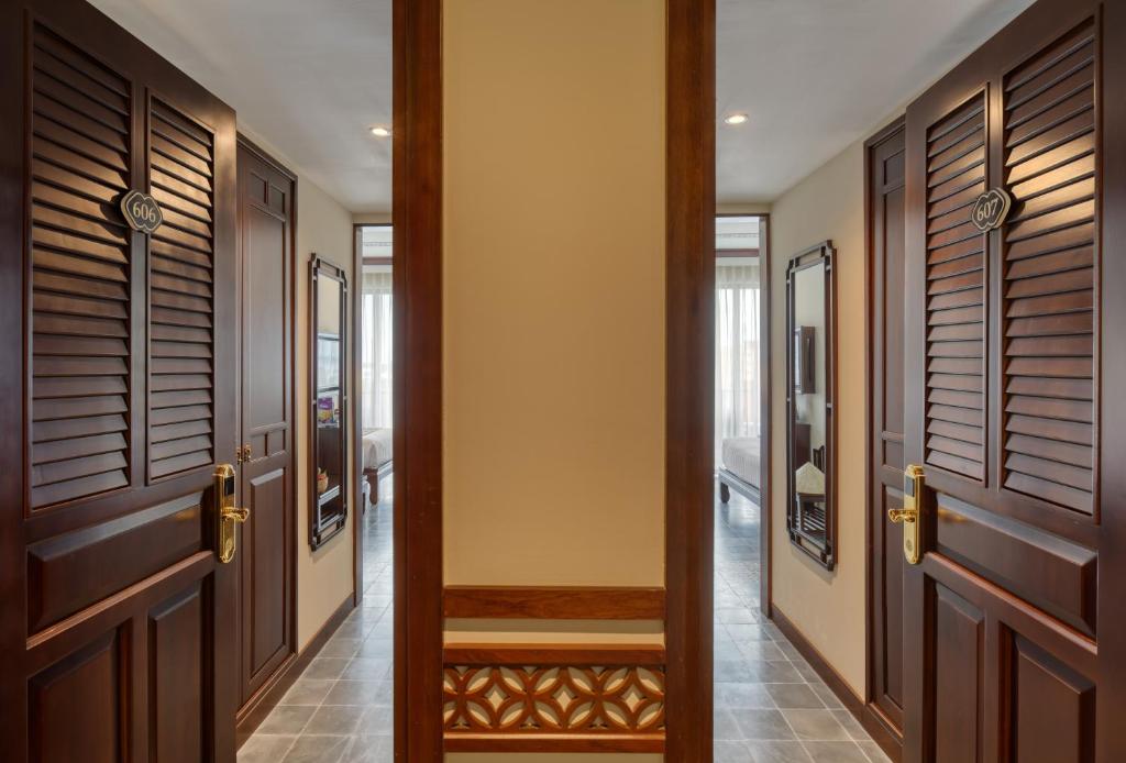 Essence Family Connecting Suite, Bathtub, Balcony with Courtyard View