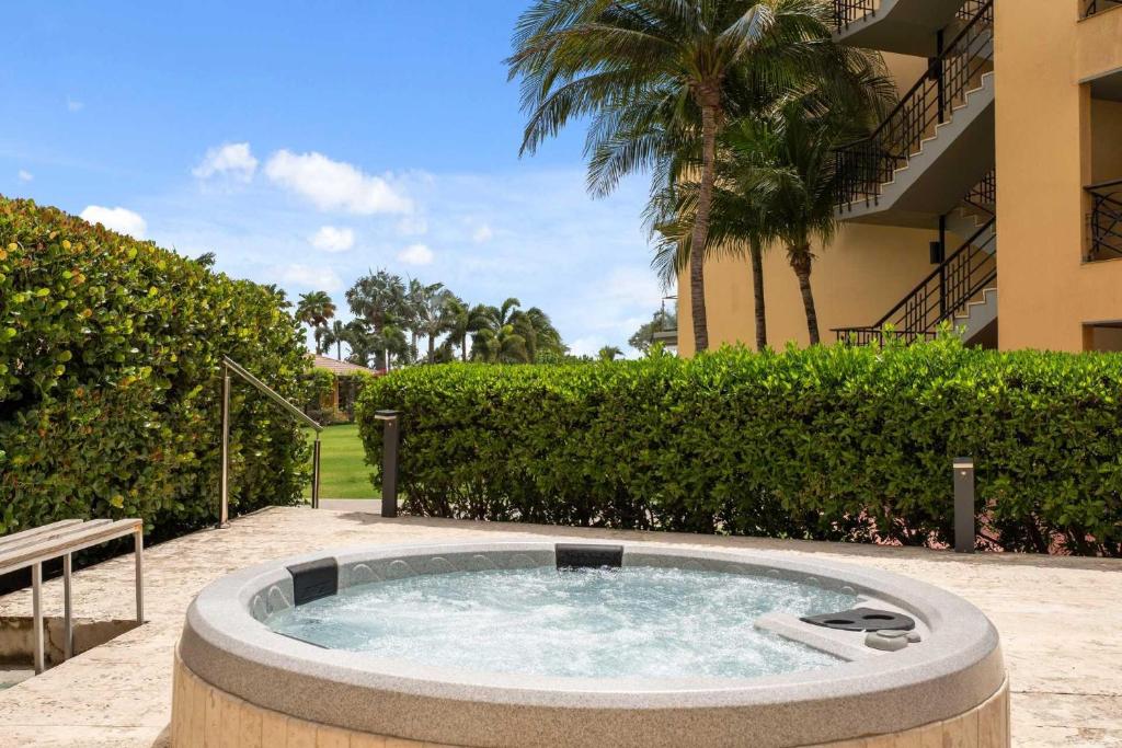 Swimmingpoolen hos eller tæt på Beachfront - Coral Sea Garden 3BR condo - P116
