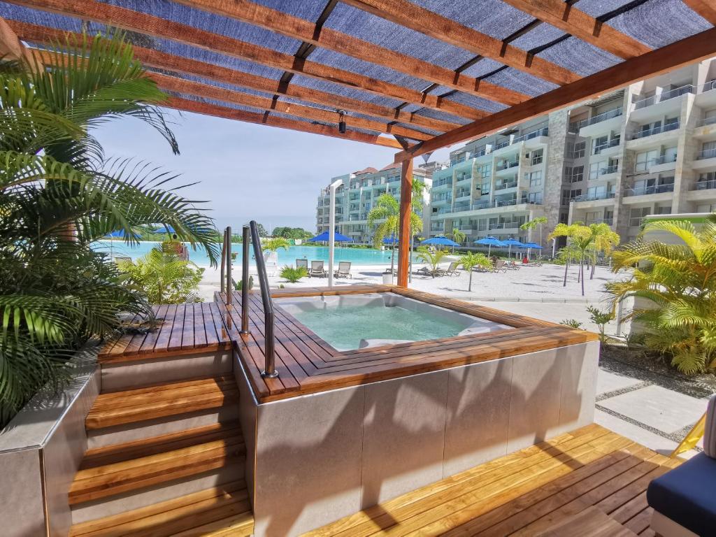 un bain à remous sur une terrasse avec vue sur un bâtiment dans l'établissement Baia Kristal - Vacaciones Cartagena Colombia, à Carthagène des Indes