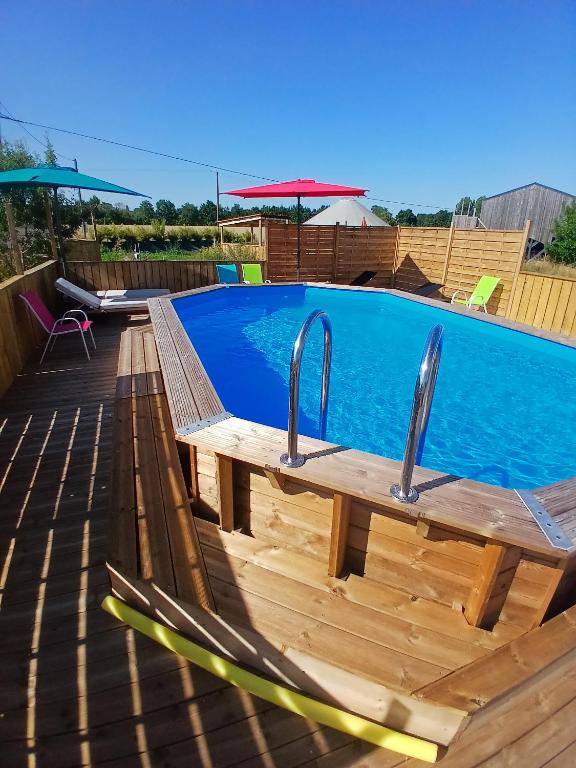 Bazén v ubytovaní CHALET CAMPAGNE - Climatisé - Les Belles Ouvrières alebo v jeho blízkosti
