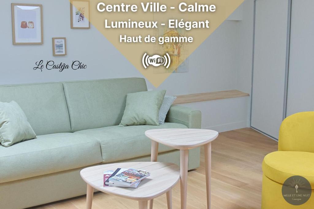 un salon avec un canapé et une table dans l'établissement Le Castéja Chic - Elégance en Centre Ville, à Bordeaux