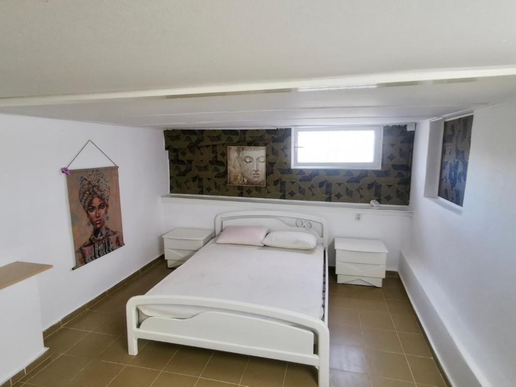 Ένα ή περισσότερα κρεβάτια σε δωμάτιο στο Sunny Seaside Home