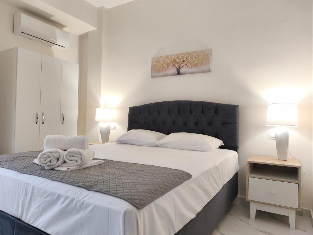 een slaapkamer met een bed met twee handdoeken erop bij LUX Central in Alexandroupoli