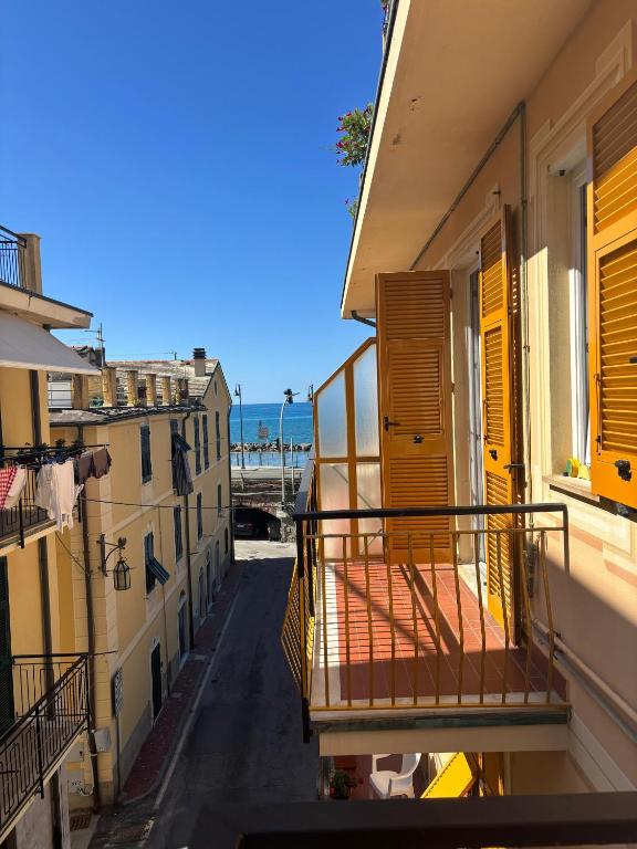 a balcony of a building with a view of the ocean at Da Fede al mare in Moneglia