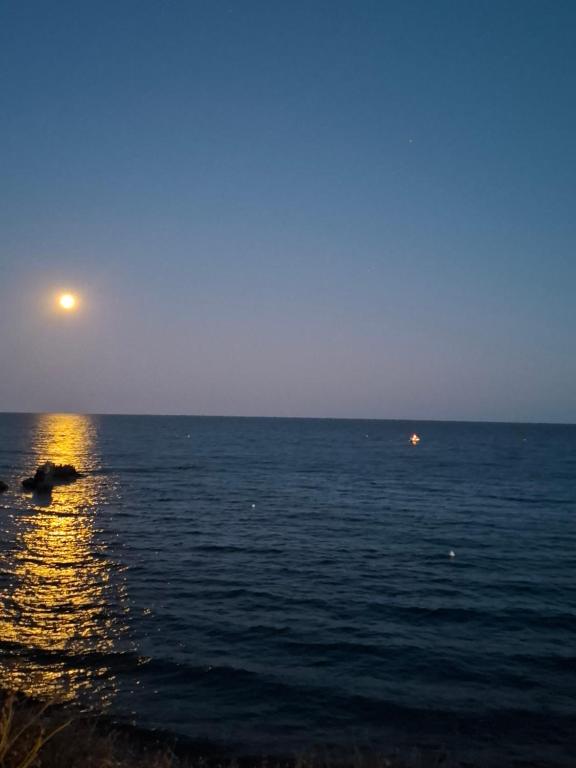 einen Blick auf das Meer mit dem Mond im Himmel in der Unterkunft Côté plage in Vias