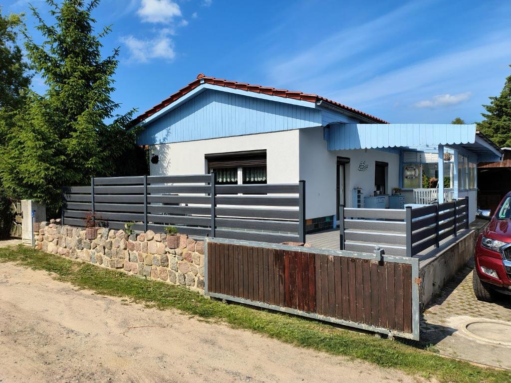 een klein huis met een hek ervoor bij Ferienhaus auf Usedom, Neeberg in Krummin
