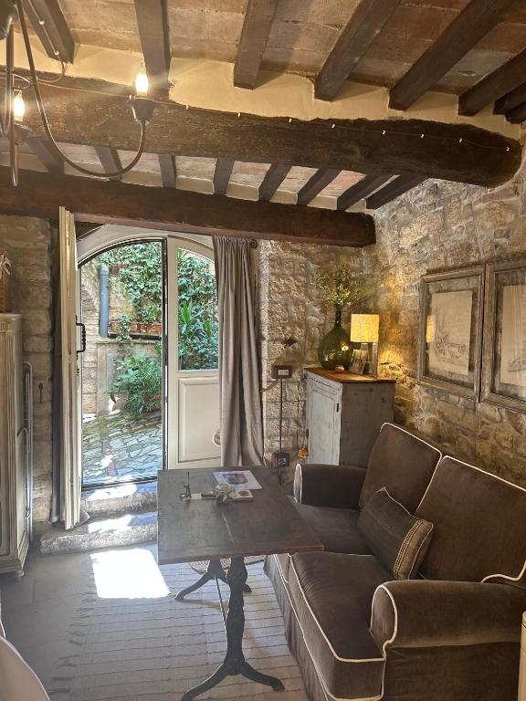 a living room with a couch and a table at Nido di Gufi in Todi