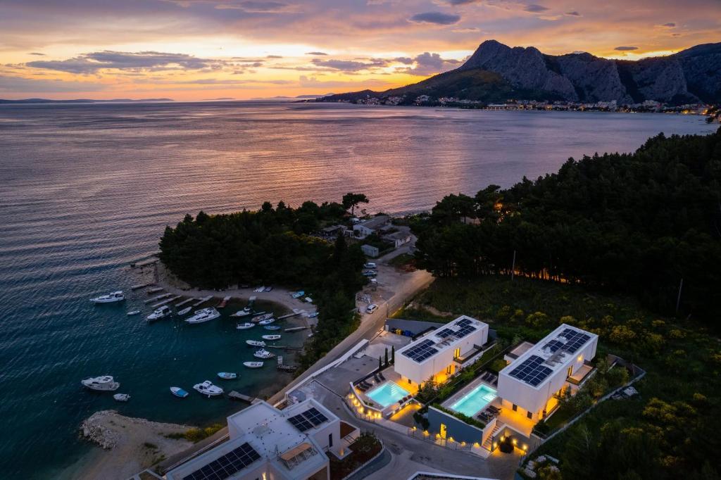 Villa Forti Dva - 5 Bedroom Modern Villa - Sister Villa Available - Sea Views