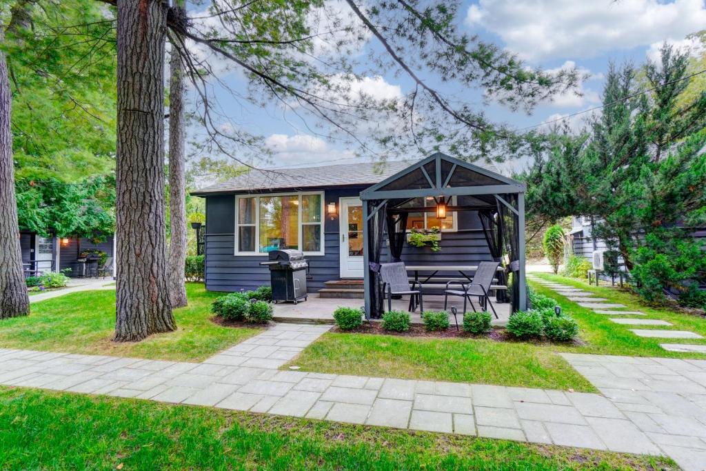 ein Haus mit einem Pavillon im Hof in der Unterkunft The Cozy Shore Cottage - Large in Wasaga Beach
