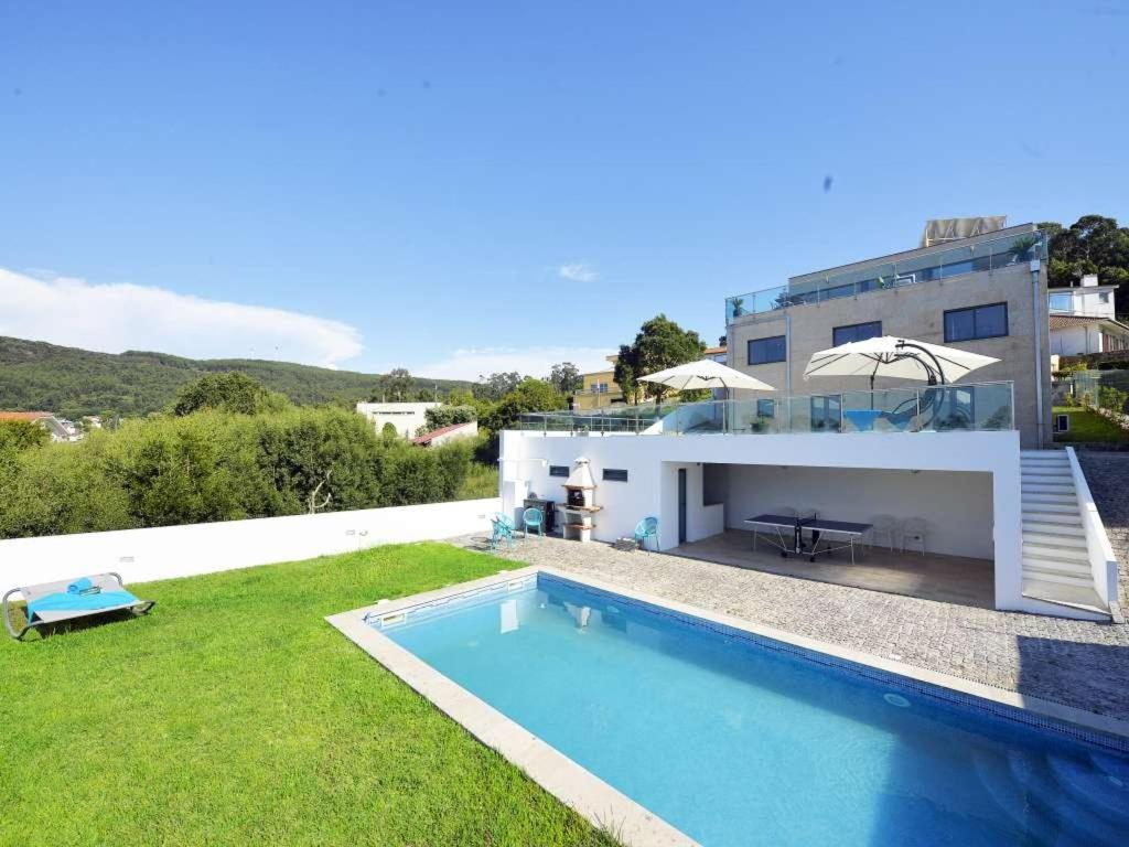 eine Villa mit Swimmingpool und ein Haus in der Unterkunft Charming Caminha Villa 4 Bedrooms Villa Caminha View Private Pool in Caminha