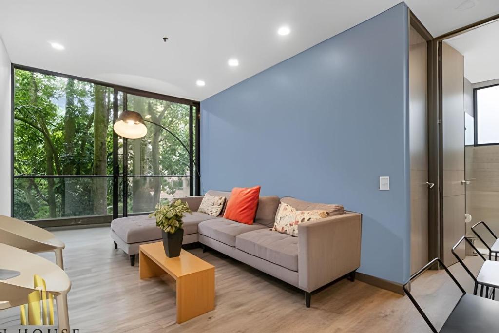 Posezení v ubytování Class Suites 202 - Colorful with Pool and gym