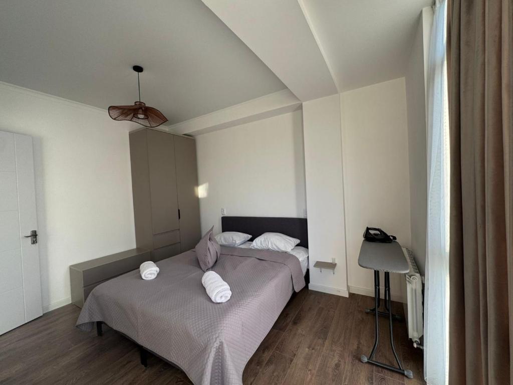 Un dormitorio con dos camas y un techo. en Guest 19, en Kutaisi