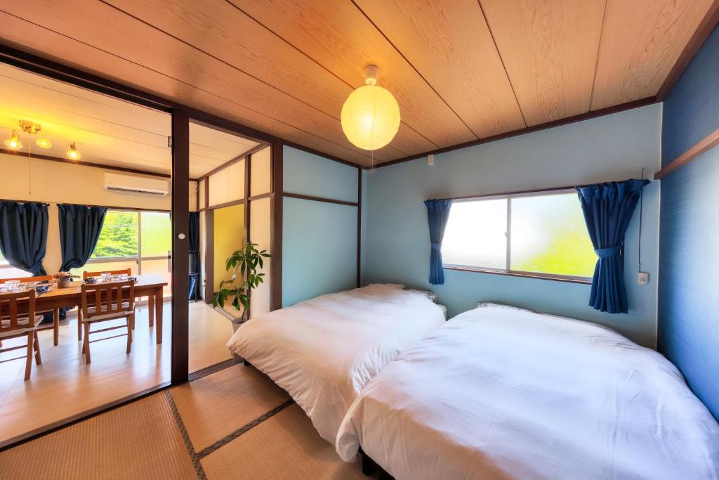 Un dormitorio con una cama y un comedor. en 神樂谷, en Fujikawaguchiko
