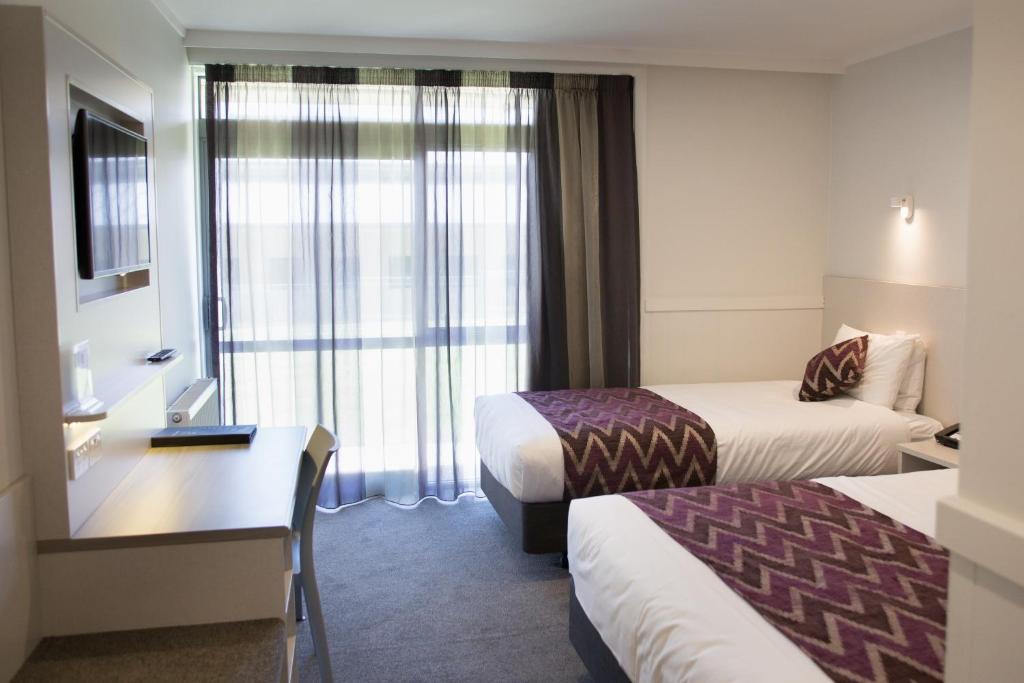 Postel nebo postele na pokoji v ubytování Wanaka Hotel