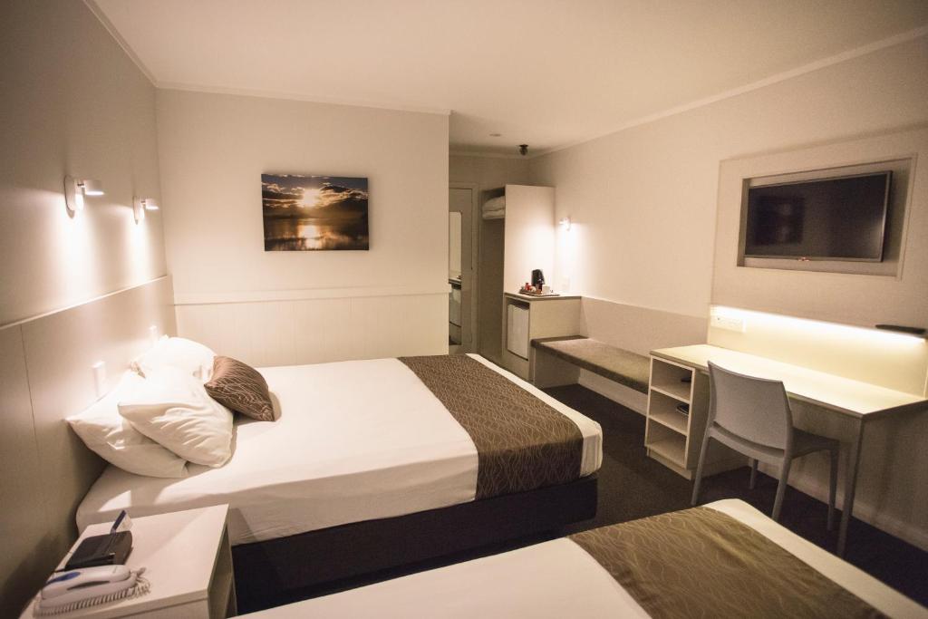 Postel nebo postele na pokoji v ubytování Wanaka Hotel