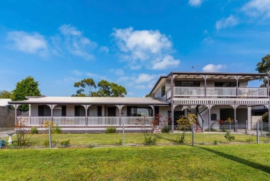 una grande casa con portico e cortile di Inverloch Dual Retreat with Spa Bath 400m to Beach a Inverloch