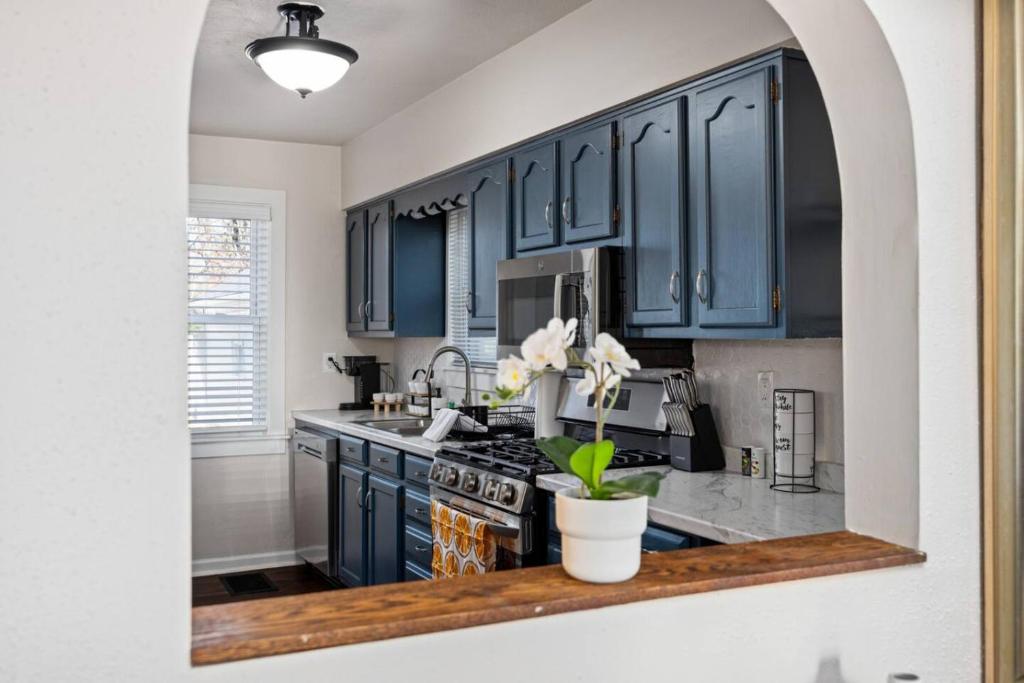 Η κουζίνα ή μικρή κουζίνα στο Blue Haven Cottage - Spacious 2BD in the Heights