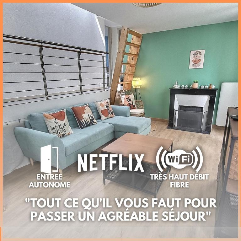un salon avec un canapé et une table dans l'établissement Scandi'Nest 2 Rooms & Terrace, à Corbeil-Essonnes