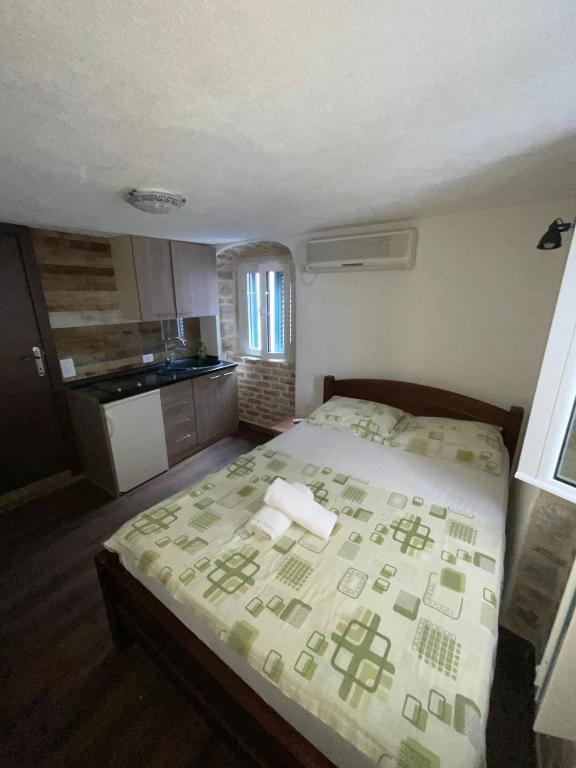 ein kleines Schlafzimmer mit einem Bett in einem Zimmer in der Unterkunft sar 5 in Kotor