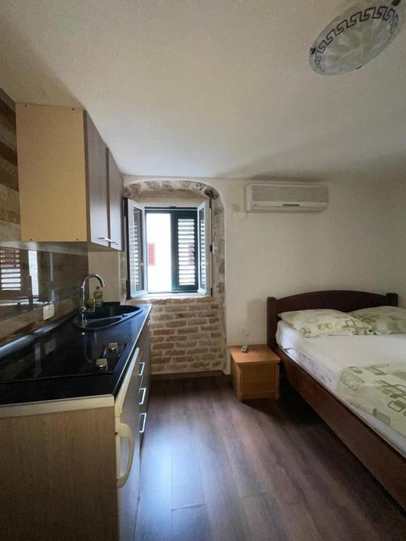 Ένα ή περισσότερα κρεβάτια σε δωμάτιο στο sar 5