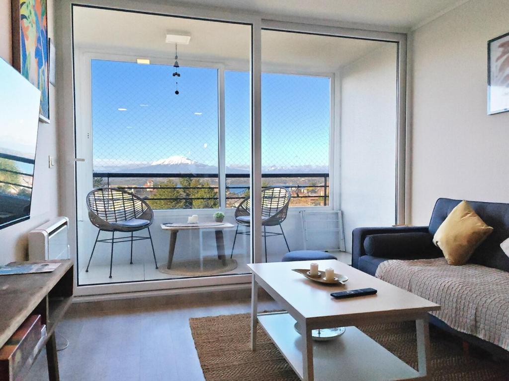 Posezení v ubytování Stunning Lake & Volcano Views