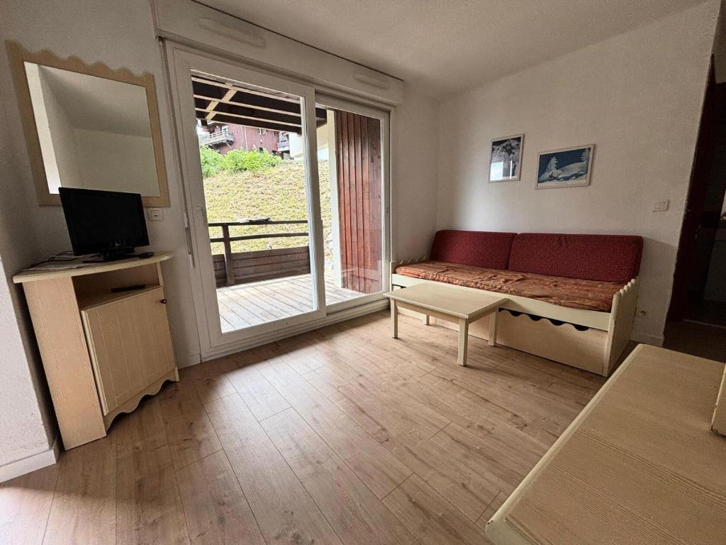 Cette chambre comprend un lit et une porte coulissante en verre. dans l'établissement Résidence Les Chalets de Puy Saint Vincent - maeva Home - Appartement 2 Pièces 4 Personnes - Confort MAE-6369, à Narreyroux