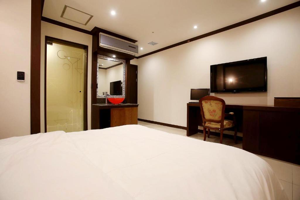 TV a/nebo společenská místnost v ubytování Hotel Cullinan Yongin