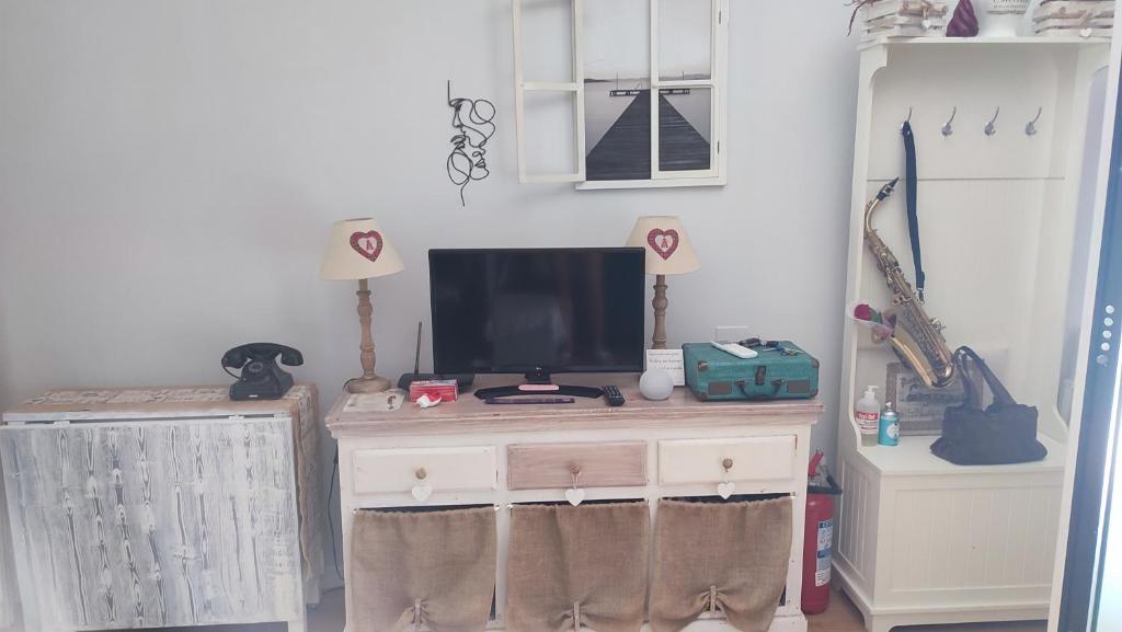 a tv on top of a dresser in a room at A casa di Alessia in Santa Maria delle Mole