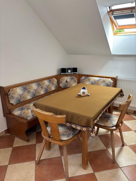 A seating area at Bodzavirág Apartman