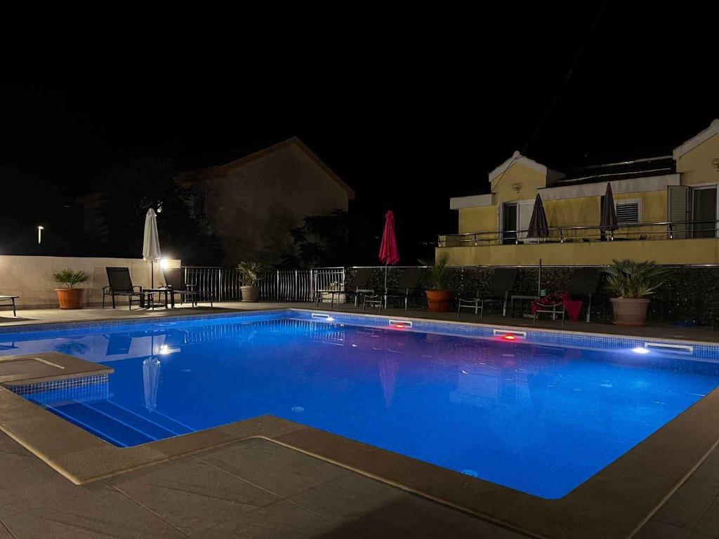 Bazén v ubytování Apartments in Okrug Gornji 6188 nebo v jeho okolí