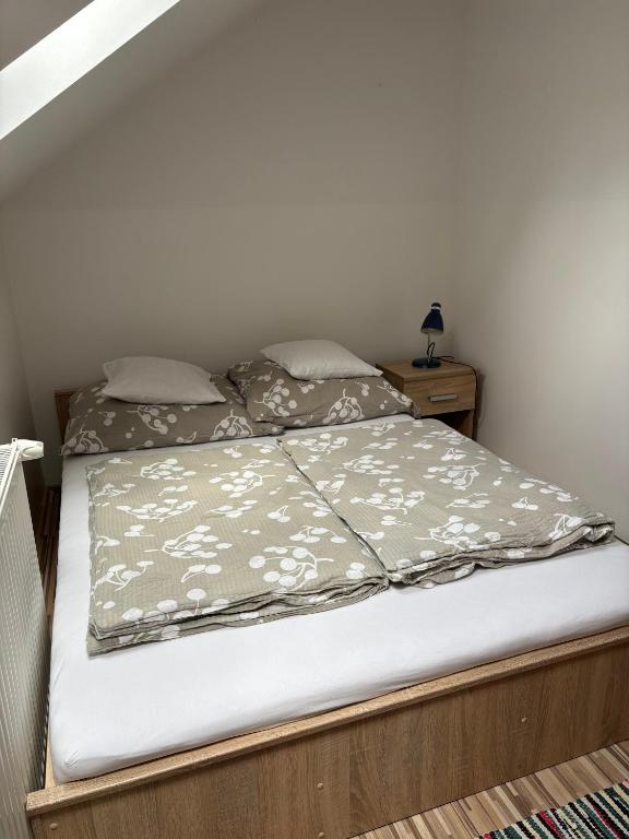 A bed or beds in a room at Bodzavirág Apartman