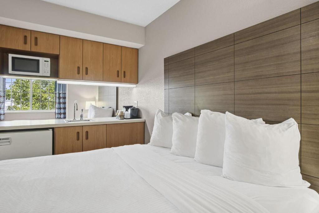 Sonesta Essential Hotels & Suites Kansas City Blue Springs photo