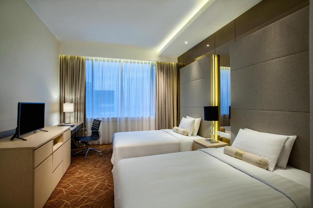 Postel nebo postele na pokoji v ubytování Menara Peninsula Hotel