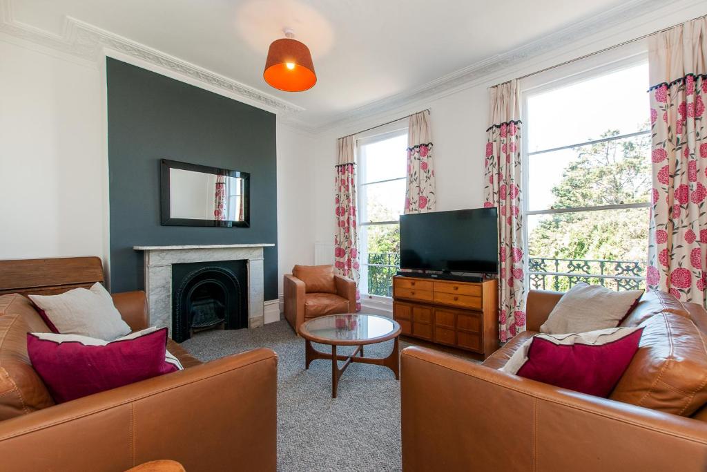 KentにあるTrinity Retreat - Margate Old Townのリビングルーム(ソファ2台、テレビ付)
