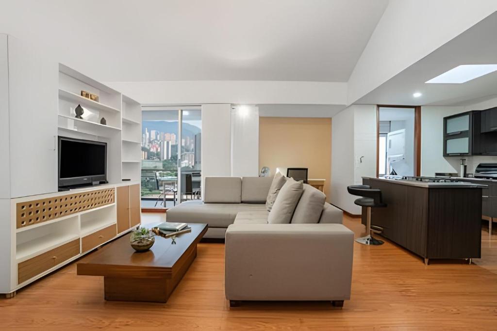 TV a/nebo společenská místnost v ubytování Gauss 1205-Serenity Modern Apt/Terrace/Squash/Gym