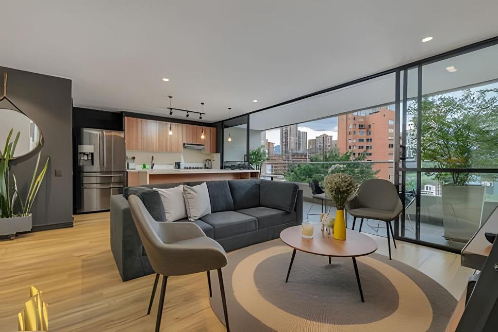 een woonkamer met een bank en een tafel bij Life 801 - Exclusive & Bright Apt/pool/gym/balcony in El Poblado