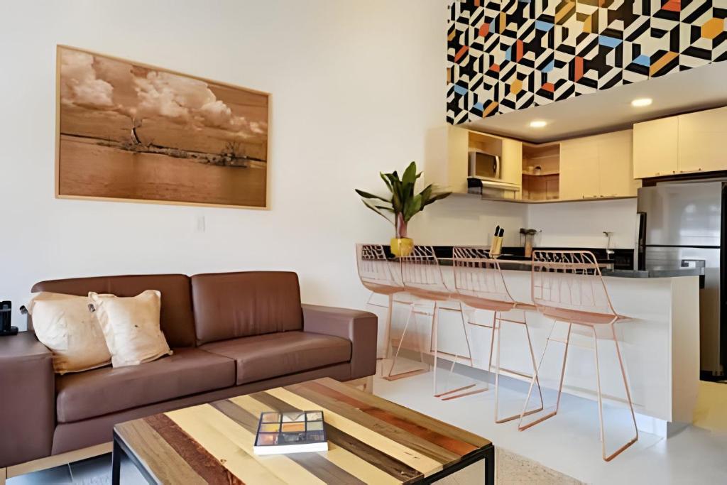 GuayaquilにあるLa 70 Laureles 302 - Fresh & Well Apt/Priv balconyのソファとキッチンのあるリビングルーム