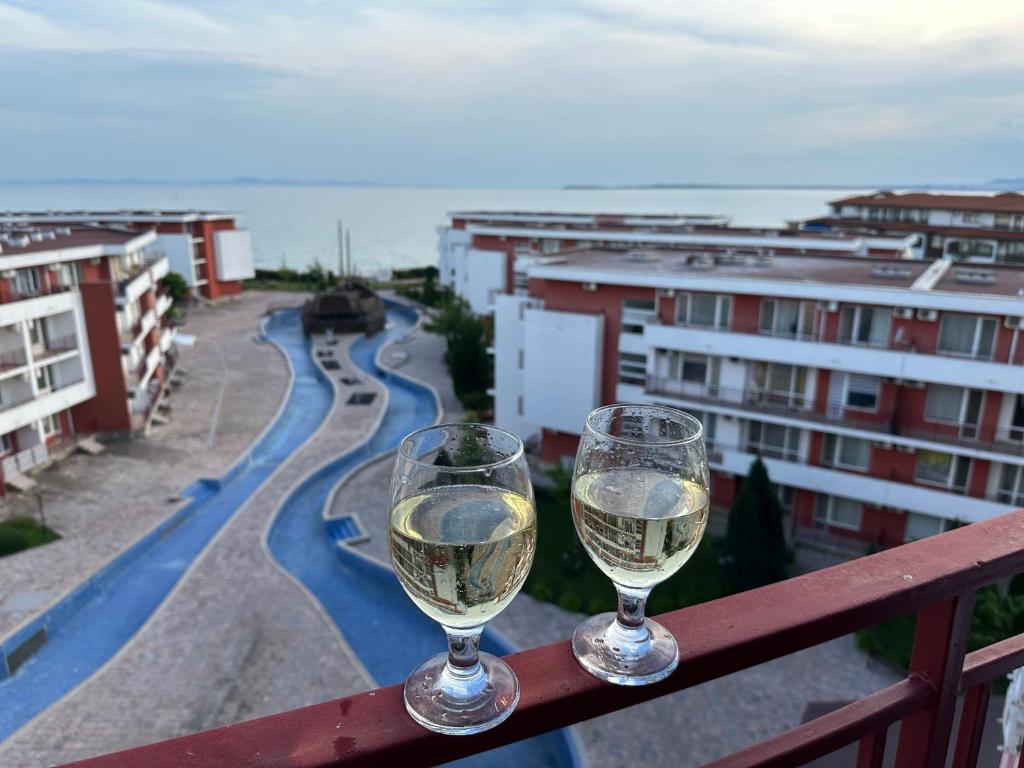 twee glazen witte wijn op een balkon bij Amartmán přímo u moře - Elenite až 5 osob in Sveti Vlas