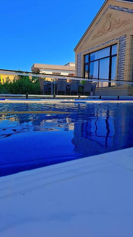 สระว่ายน้ำที่อยู่ใกล้ ๆ หรือใน Novkhanı villa