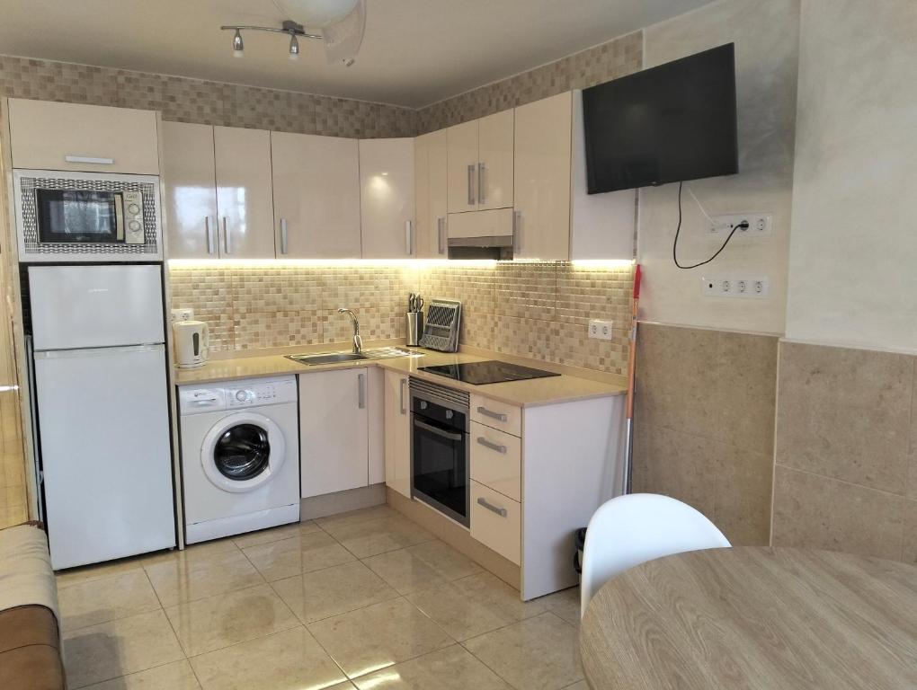 a kitchen with a washer and a sink and a dishwasher at Mividacanaria in San Bartolomé de Tirajana