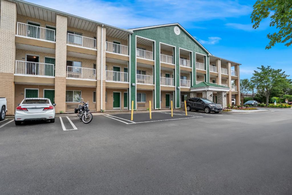リボニアにあるHomeTowne Studios by Red Roof Detroit - Livoniaの大きな建物前の駐車場