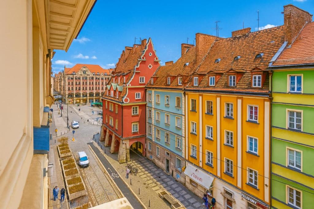 widok na ulicę miejską z kolorowymi budynkami w obiekcie Classy Apartments - Ruska we Wrocławiu