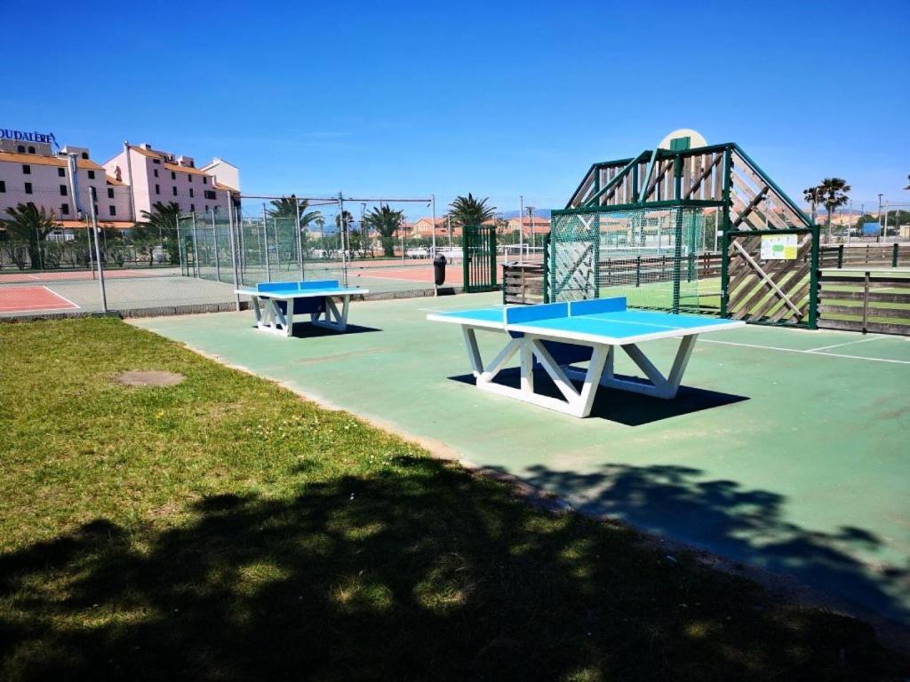 Sadržaji za tenis i/ili skvoš kod objekta Résidence Palmyra - Appt T3 vue sur port de plaisance- climatisé- accès wifi- adapté PMR MAE-0333 ili u blizini
