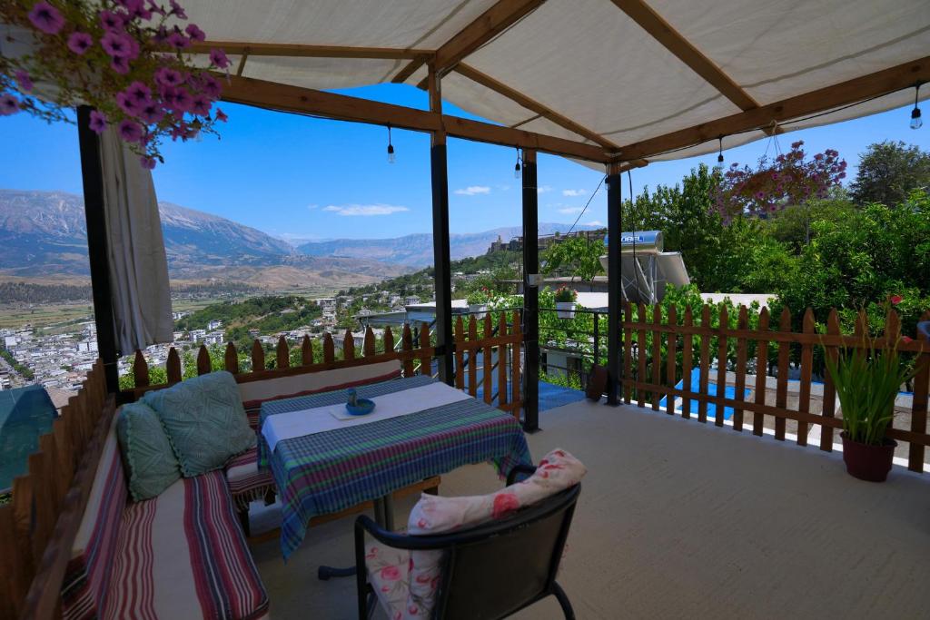 Foto da galeria de Guest House Denis em Gjirokastër