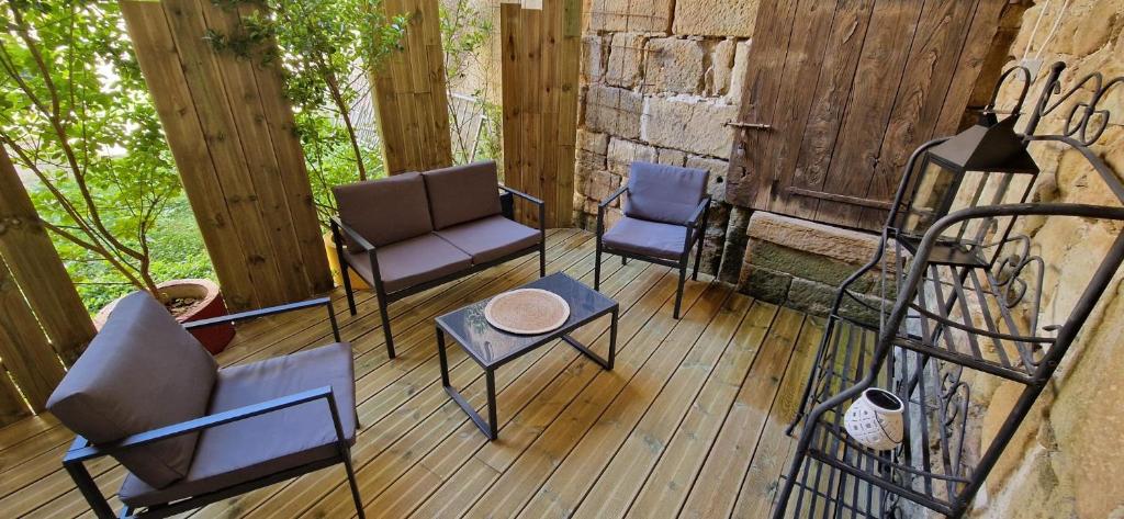 un porche con sillas y una mesa en una terraza en Maison Ambre, en Figeac