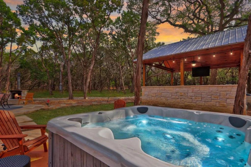 ein Whirlpool in einem Hinterhof mit einem Pavillon in der Unterkunft Frontier Ranch Retreat and Cabin in Fischer