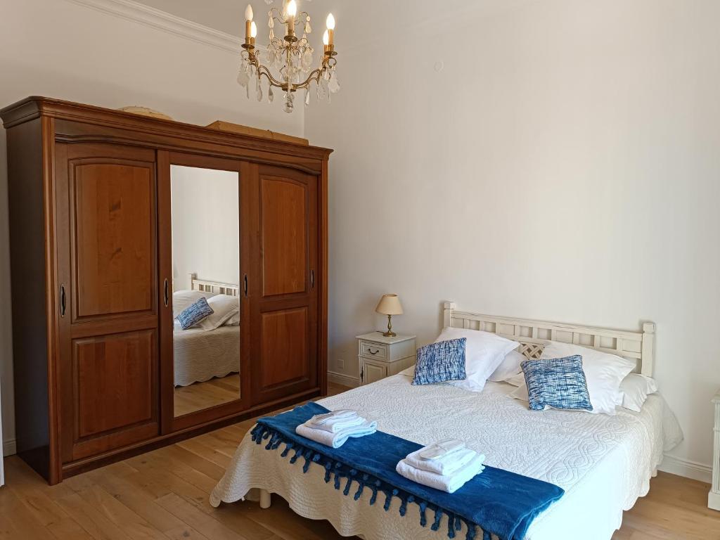 une chambre avec un lit avec une commode et un miroir dans l'établissement côté palais, à Bastia