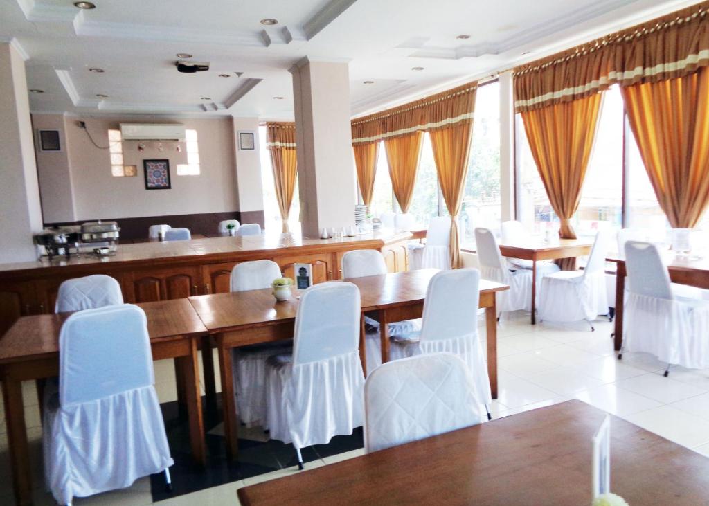 Restaurace v ubytování RedDoorz Syariah at Grand Taufiq Tarakan