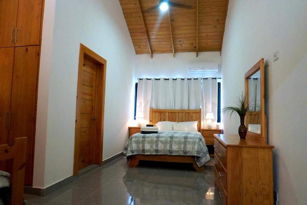 Buena VistaMake This Christmas Cozy & Magical的一间带床和大窗户的卧室