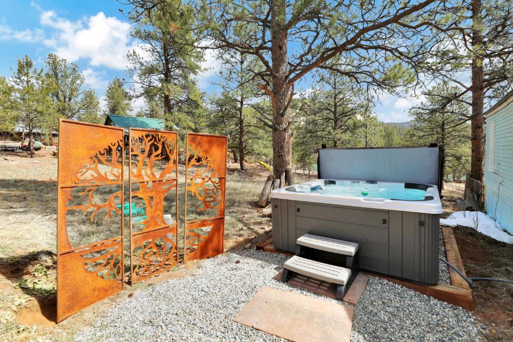 Φωτογραφία από το άλμπουμ του Timeless Pineview Cottage Hot Tub & Pet Friendly σε Pine